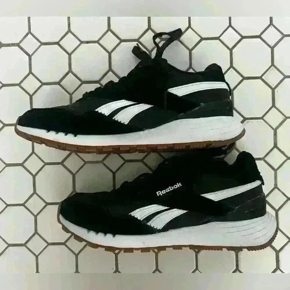 Retro style Reebok sneakers size 8.5 black and white - Picture 2 of 6